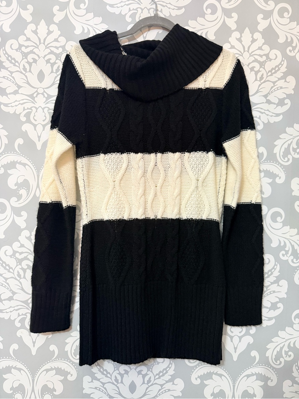 💫4/$25 • Blue Crush Black & Cream Cable-Knit Turtleneck Sweater